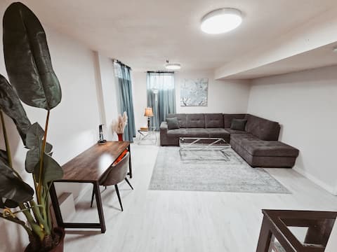 Top Airbnb: The Cloud Off 16th - Hottub, Yard, BBQ, Wii, Tramp in Montgomery