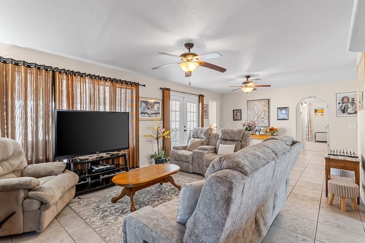 Private Pool, Home Away From Home! - Bullhead City, AZ