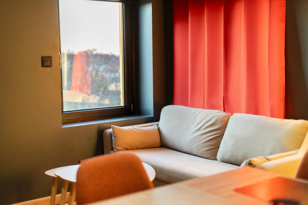 พื้นที่ห้องนั่งเล่นพร้อมโซฟาและโต๊ะกาแฟ