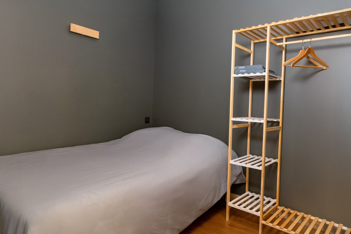 ห้องนอนพร้อมเตียงคู่และพื้นที่เก็บของ