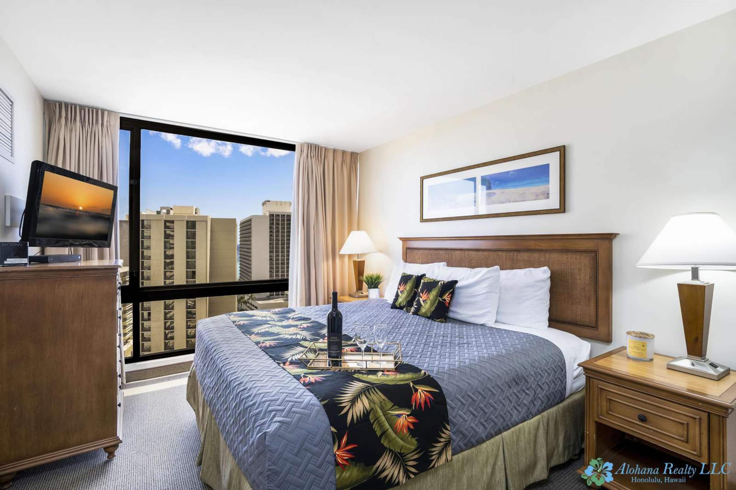20th Fl Waikiki Sunset | King | Parking | Pool - Image 1