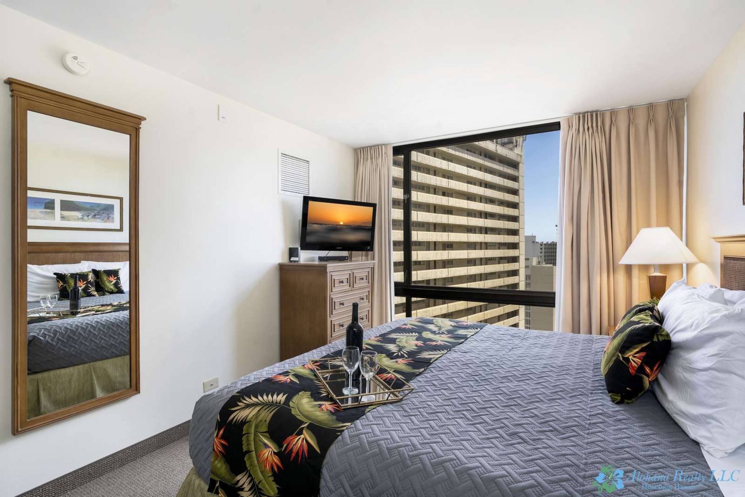 20th Fl Waikiki Sunset | King | Parking | Pool - Image 21