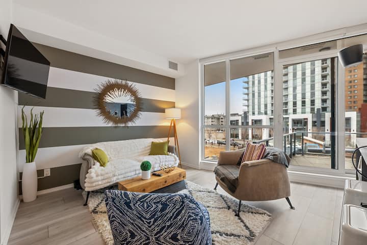 The Current - Chic East Village Condo - Near River - Calgary