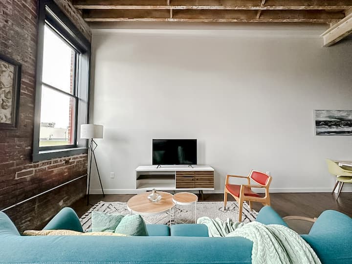 Sleepover | Radiant 1bd/1ba Loft - Newton - Iowa