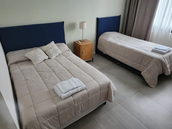 1 двойно легло, 1 разтегателно легло: единично легло с долна количка (2 единични легла)