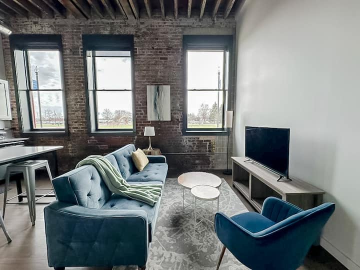 Sleepover | Spacious 1bd/1ba Loft - Newton - Iowa