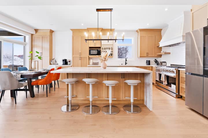 Luxe Thorold House: Stylish Retreat Near Falls - Saint Catharines