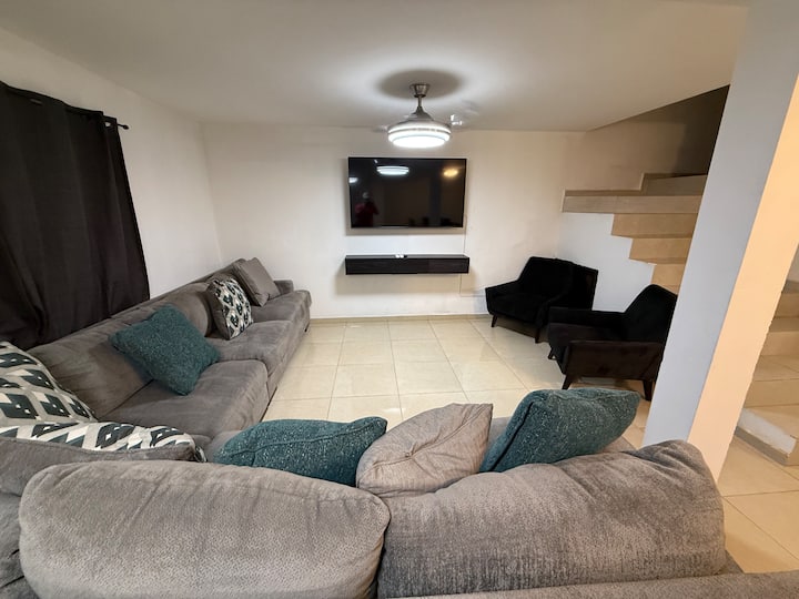 Cómoda Residencia En Colonia Privada En Monterrey - メキシコ グアダルーペ
