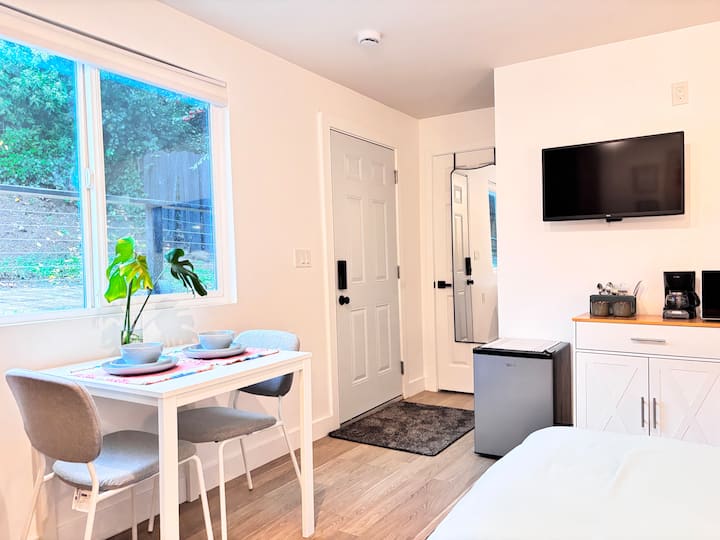 Colorful Montclair Studio - Two Twins Or King - Oakland, CA