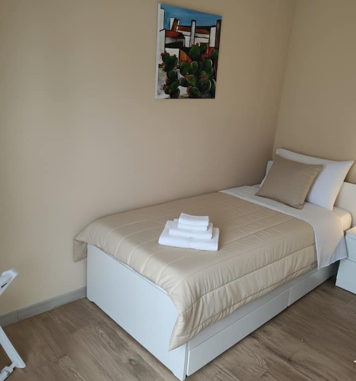 Dormitorio 2 (doble para uso individual) que incluye una cama individual y una posible segunda cama con cajón. 