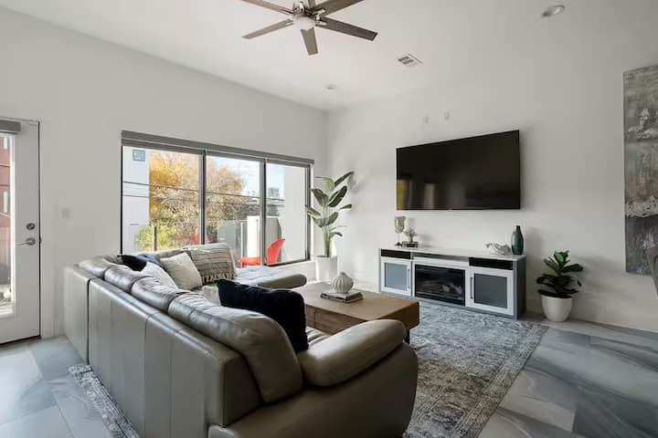 Stylish 3 Bed Townhome -Garage - Close To Downtown - Dallas, TX