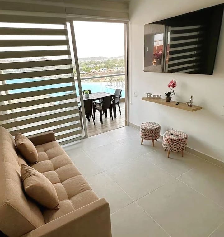 Sala de estar con sofá cama y TV