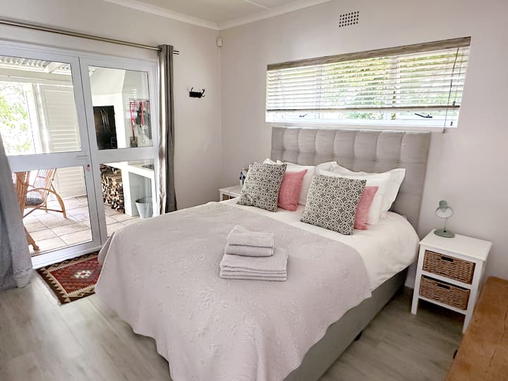 El tercer dormitorio da al patio y cuenta con una cama tamaño queen, mesas de cabecera y un clóset/armario.