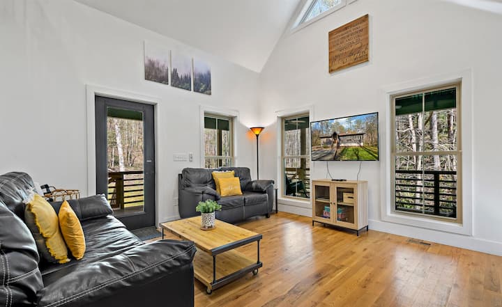 Creekside Cottage W/ Private Lake & Beach Access - Chimney Rock, NC
