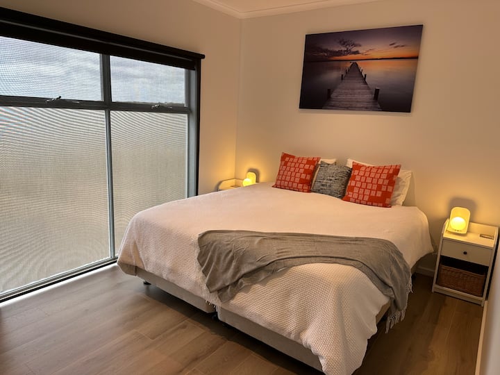 Sovrum 2 ligger också på 1:a våningen och har en king size-säng som kan bli till 2 långa enkelsängar för att ändra sovarrangemanget och erbj den ultimata flexibiliteten för familjer. Inkluderar även en dubbel garderob och stämningsbelysning. 