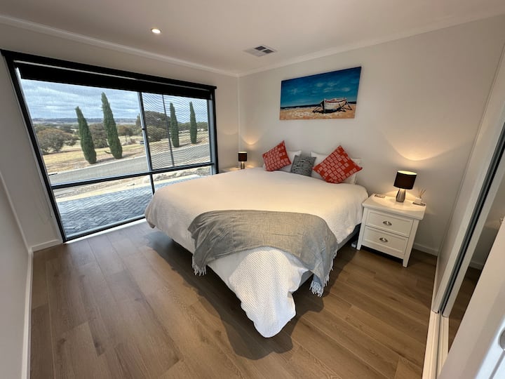 Sovrum 4 ligger på bottenvåningen och har en king size-säng som kan bli till 2 långa enkelsängar för att ändra sovarrangemanget och erbjuda den ultimata flexibiliteten för familjer. Det finns också en dubbel garderob och stämningsbelysning. 