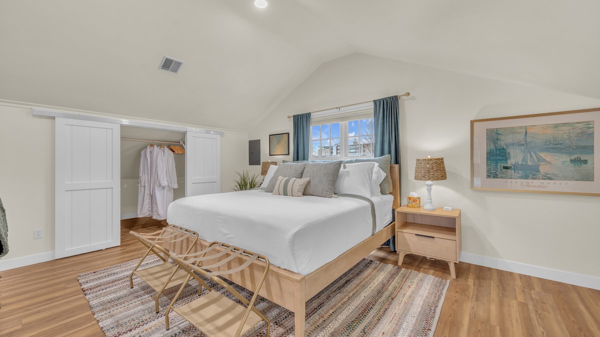 เตียงคิงไซส์แสนสบายพร้อมชั้นวางกระเป๋าเดินทาง ตู้เสื้อผ้าแบบวอล์กอินพร้อมเสื้อคลุม เครื่องทำเสียง