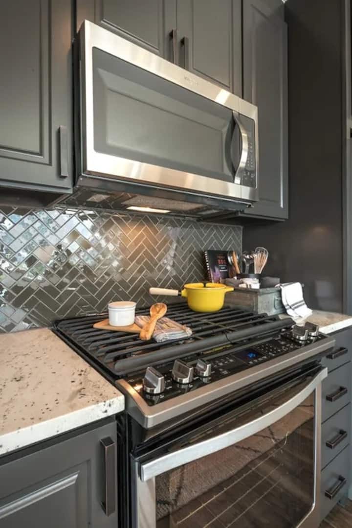 Luxury 1br Steps From Aac | Free Parking | Balcony - Dallas, TX