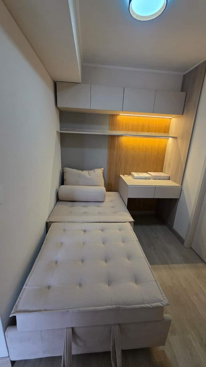 აქვეა გასაშლელი სავარძელი მეხუთე სტუმრისთვის, ასევე, სამუშაო სივრცე, რომელშიც დაგხვდებათ სამუშაო მაგიდა და სკამი დისტანციურად მუშაობისთვის. 
❇️ ეს საცხოვრებელი ღია სივრცეა. 