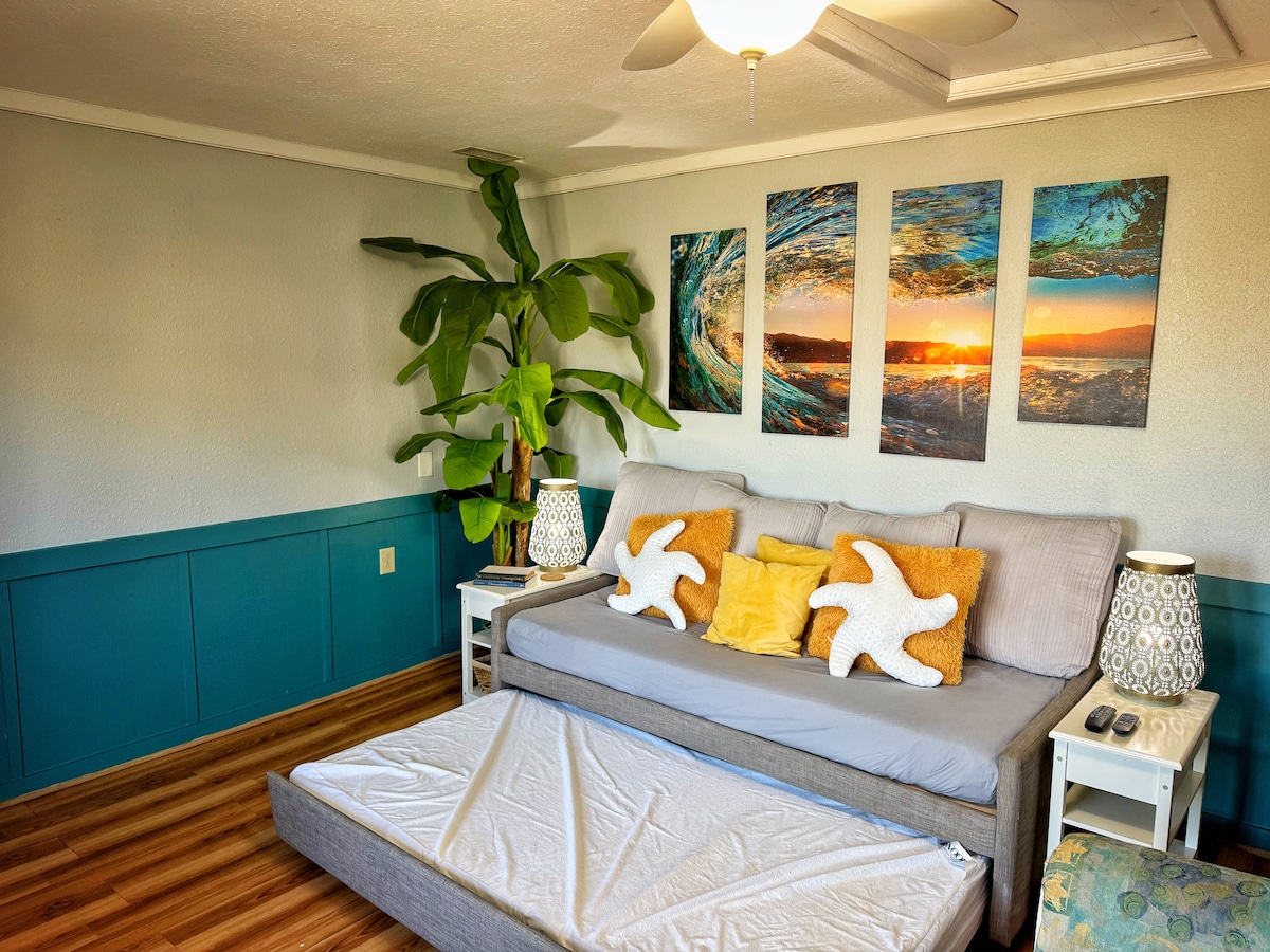 全新的双人日光浴床，客厅配有双人沙发床，可供额外房客入住！ 舒适的真实床垫，可随时使用带块状的拉出式床或日式床垫。 