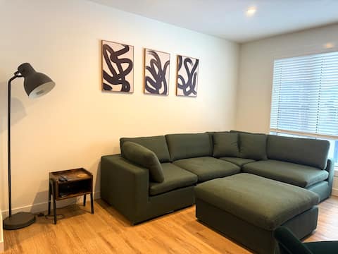 Successful Airbnb property: Whole townhouse - 2 bedrooms (both with ensuites!) in Red Deer