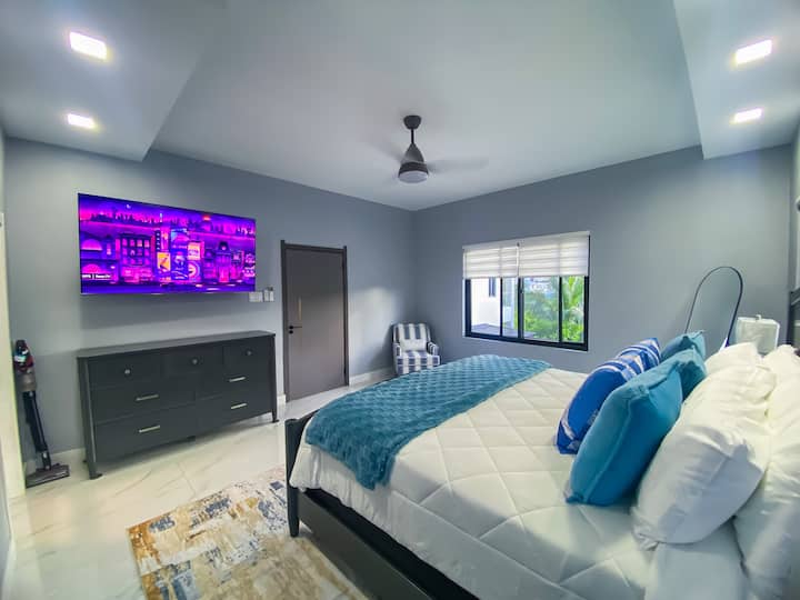 Chambre 1 – Suite principale
Une suite parentale très spacieuse et entièrement meublée avec un très grand lit, une télévision intelligente de 55 pouces, un dressing et un coffre-fort personnel.