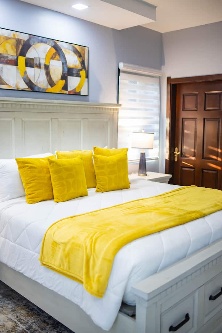 La chambre un de la suite de luxe Nanichi est une retraite magnifique conçue pour le confort et l'élégance purs. Dotée d'un mobilier antique entièrement blanc, cette chambre spacieuse offre un lit king-size luxueux. Linge de lit invitant pour une nuit de sommeil réparatrice.