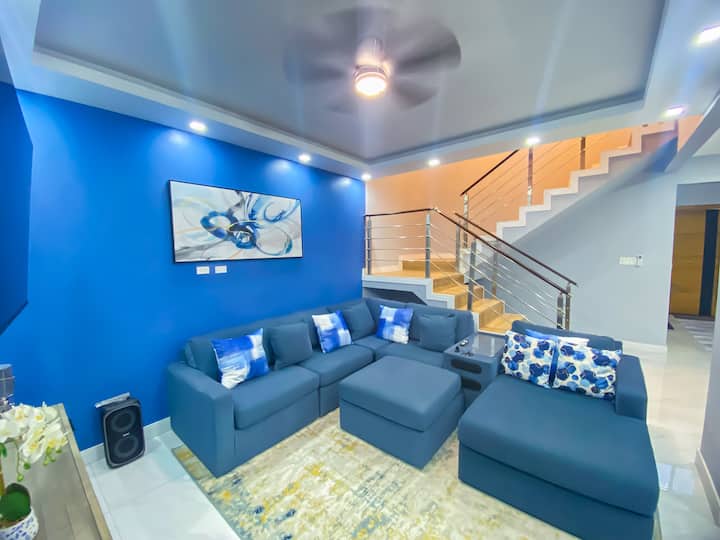 Détendez-vous dans un salon ouvert et élégant conçu pour le confort et la connexion. Le logement dispose d'un puissant système audio de studio Bluetooth, d'une télévision de 65 pouces parfaite pour créer l'ambiance que vous recherchez pour vous détendre après une longue journée.