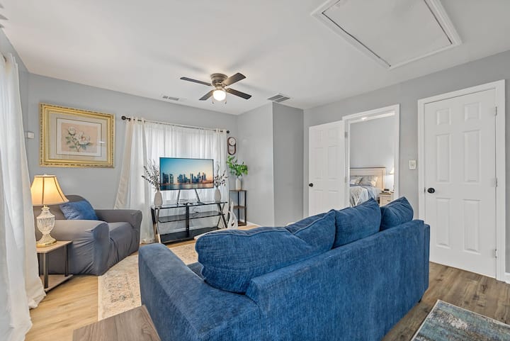 Cozy Spring Cottage L Newnan Square - Newnan, GA