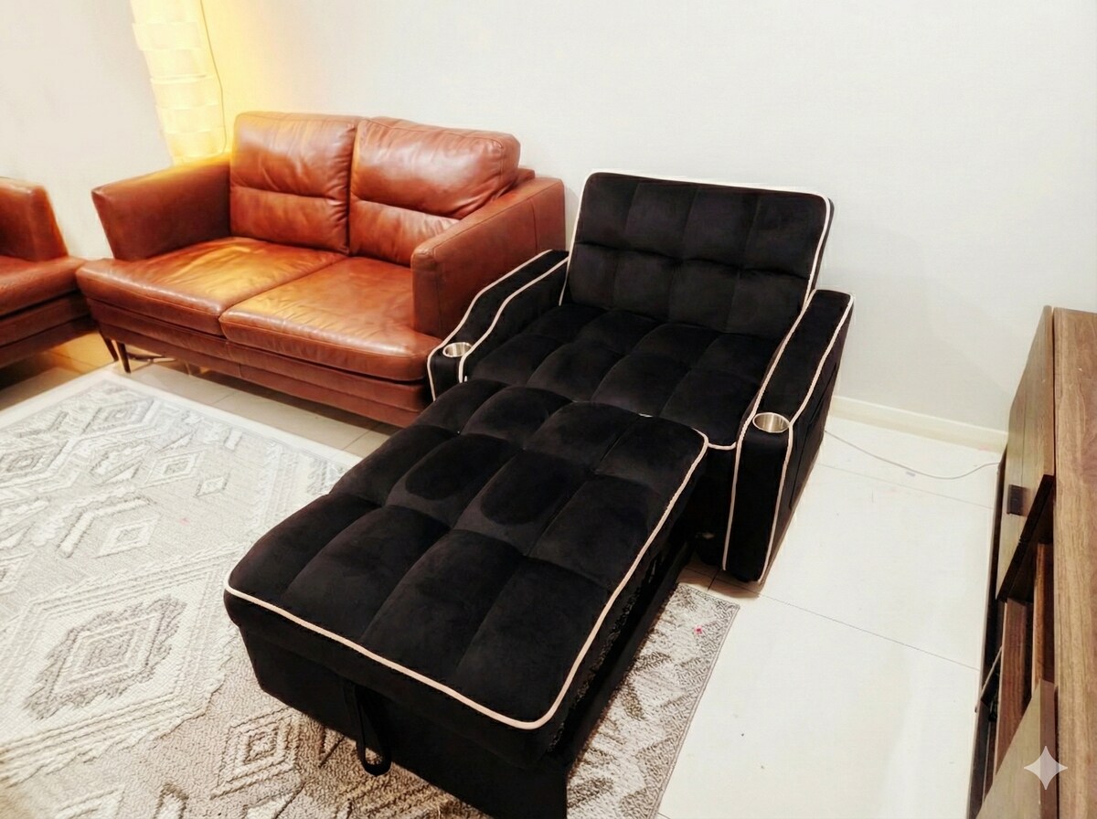 ข้างโซฟาหนัง เบาะสไตล์กำมะหยี่สีดำนี้สามารถกางเป็นเตียงเดี่ยวที่สบายได้อย่างง่ายดาย นี่เป็นทางออกที่เหมาะสำหรับกลุ่มที่ต้องการเตียงนอนแยกต่างหากสำหรับคนที่มาเพิ่มเติม