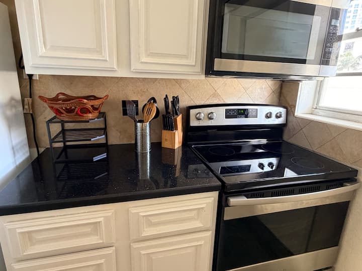 Chic Retreat W/parking + Walk To The Ocean - Miami Beach