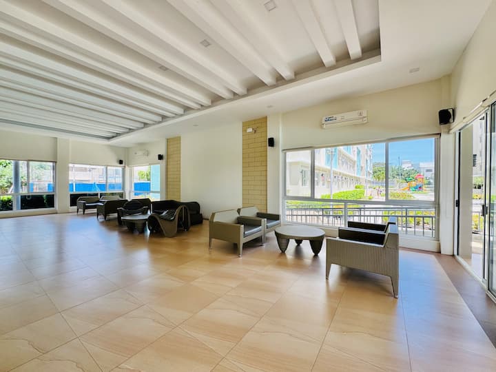 Bright & Cozy 2br - Sea View W/ Pool & Ntflix+wifi - Dumaguete