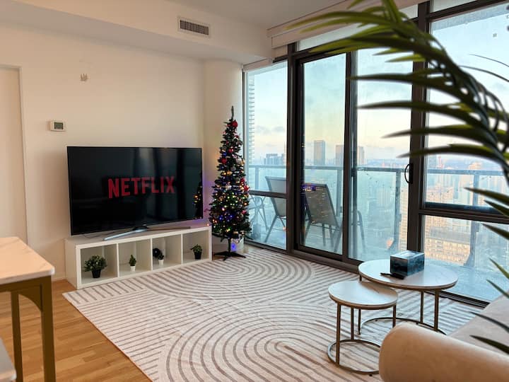Toronto Sky Residence | Spacious High-rise Stay - Toronto