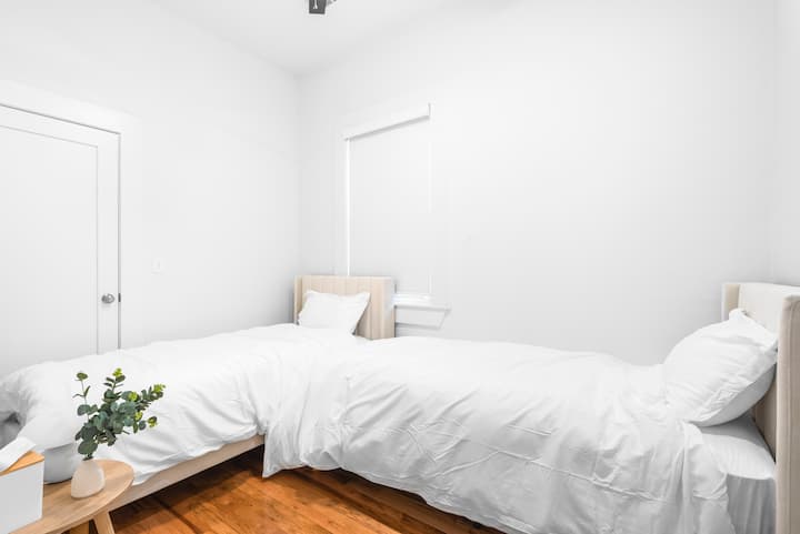 Acurrúcate en este acogedor dormitorio doble, completo con almohadas cómodas y sábanas suaves de calidad hotelera que lo hacen sentir como un refugio tranquilo. Con su ambiente relajante, es el lugar perfecto para una noche de descanso y una mañana refrescante.