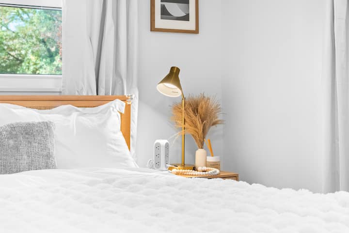 Dormitorio tamaño queen, tranquilo, privado e ideal para noches de descanso.