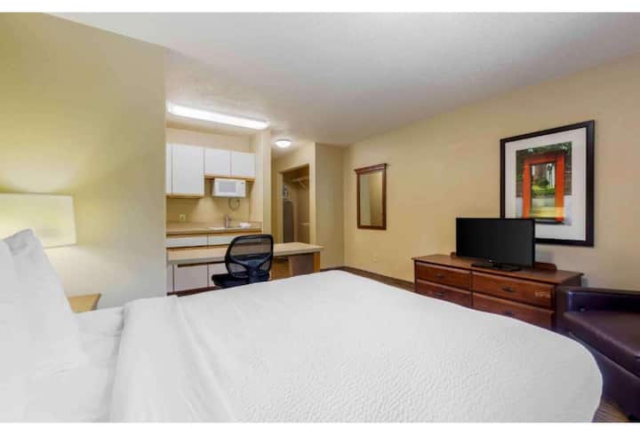 Queen Suite W/ Tub & Mini-fridge Haywood Mall Area - Greenville, SC