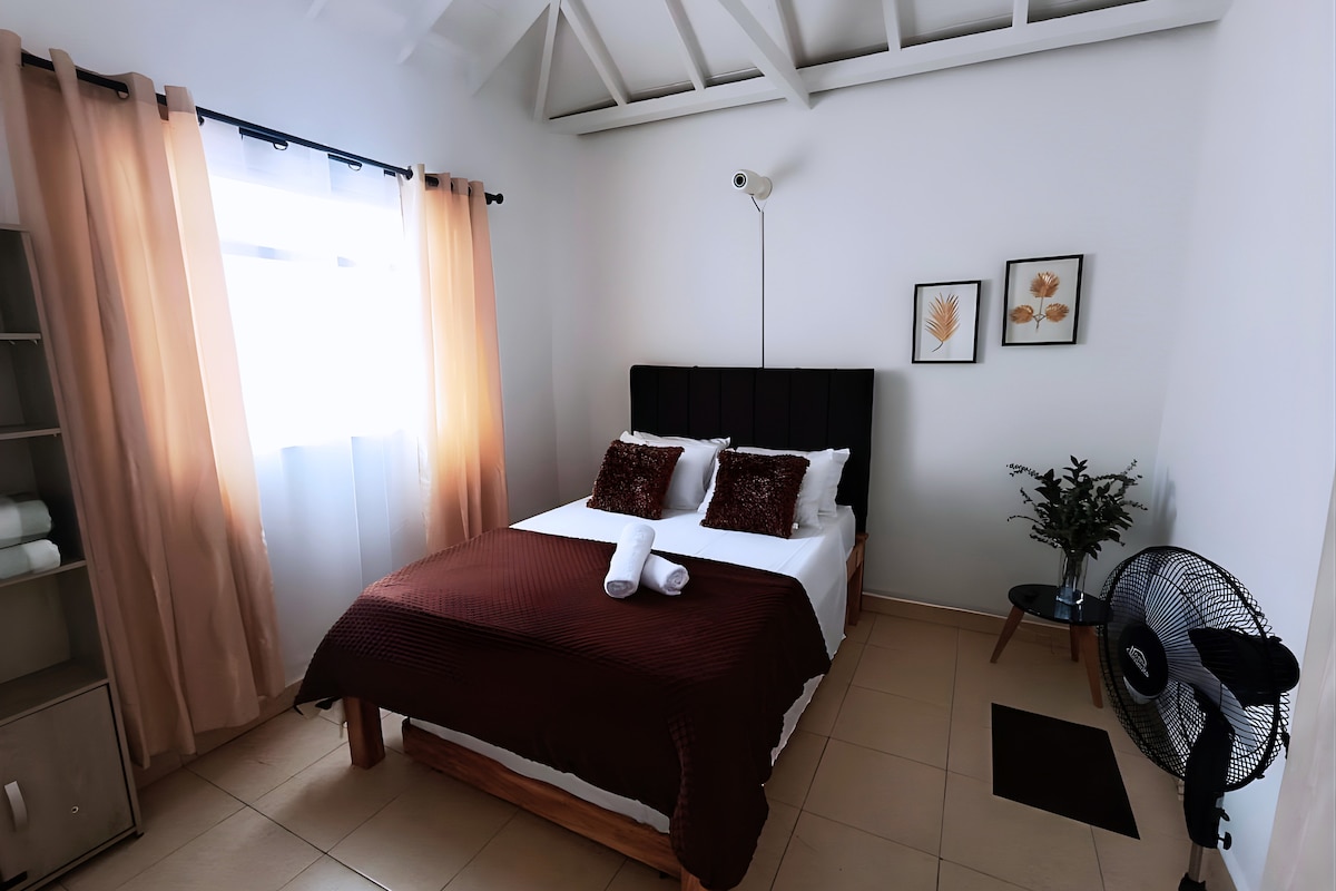 Soba s dva bračna kreveta, velikim ormarom i projektorom od 100" koji stvara savršeno iskustvo kino dvorane za odmor i uživanje.