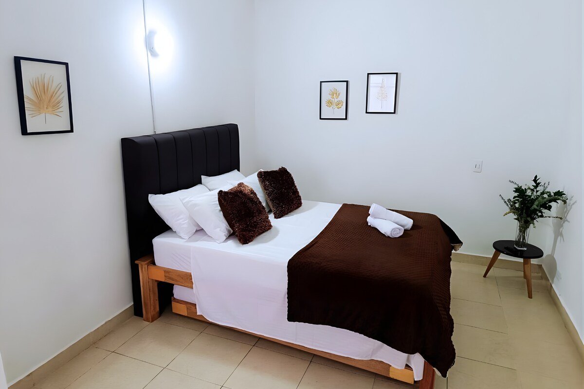 Soba s dva bračna kreveta, velikim ormarom i projektorom od 100" koji stvara savršeno iskustvo kino dvorane za odmor i uživanje.