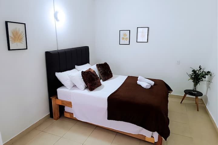 Chumba chenye vitanda viwili vikubwa, kabati kubwa na projekta ya 100" ambayo inaunda mandhari kamili ya ukumbi wa sinema ili kupumzika na kufurahia.