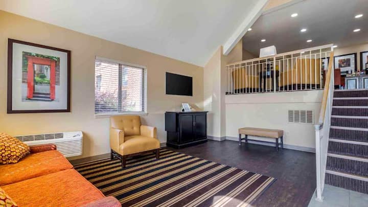 Cozy Queen Retreat W/ Mini-fridge Haywood Mall - Greenville, SC