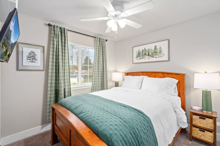 SPÁLŇA 2: manželská posteľ Queen, nočné stolíky, lampy, zatemňovacie závesy, nabíjací kábel na telefón, stojan na batožinu, stropný ventilátor, vešiaky na oblečenie, kôš na bielizeň.
