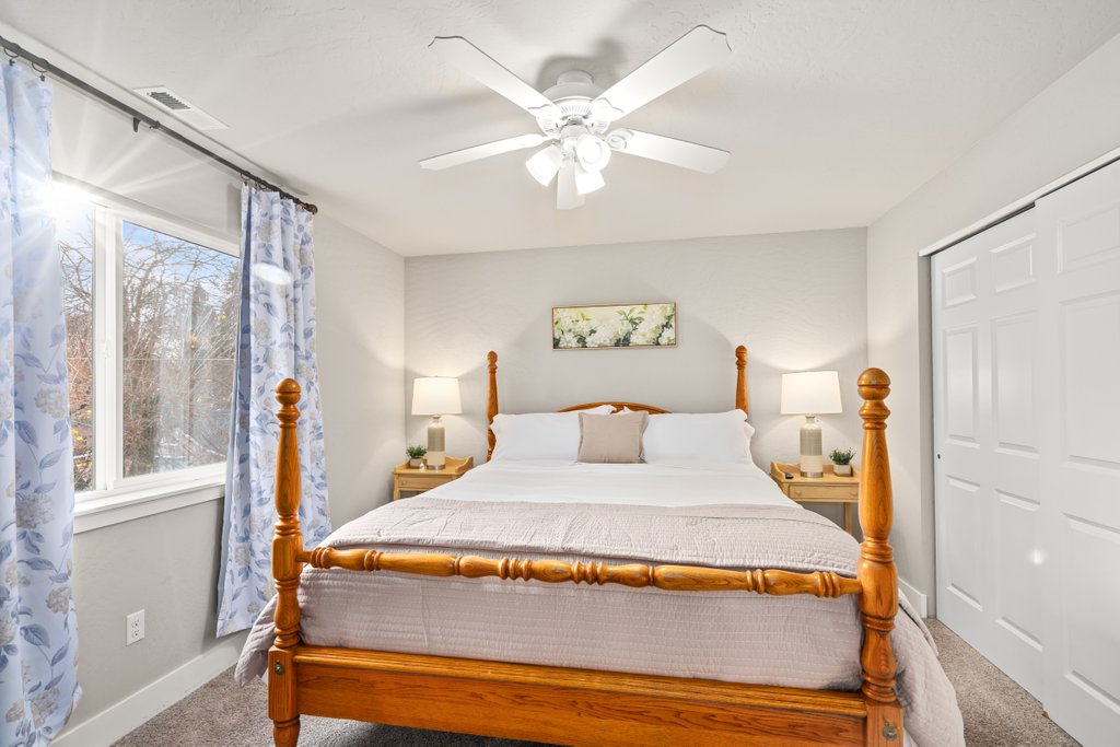 غرفة النوم 1: سرير بحجم كينج، مناضد سرير مع مساحة تخزين، خزانة ملابس، مصابيح، ستائر تعتيم للغرفة، كابل شحن الهاتف، رف للأمتعة، مروحة سقف، شماعات ملابس، سلة غسيل.
