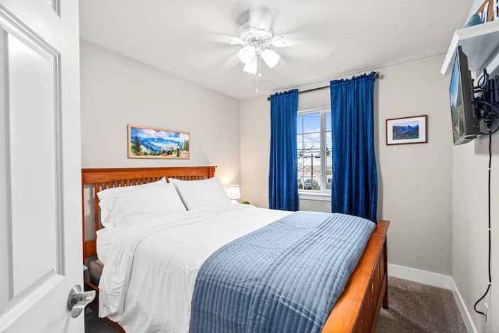 SPÁLŇA 3: manželská posteľ Queen, podobné vybavenie s nočnými stolíkmi, lampami, zatemňovacími závesmi, nabíjacím káblom na telefón, stojanom na batožinu, stropným ventilátorom, vešiakmi na oblečenie, košom na bielizeň.
