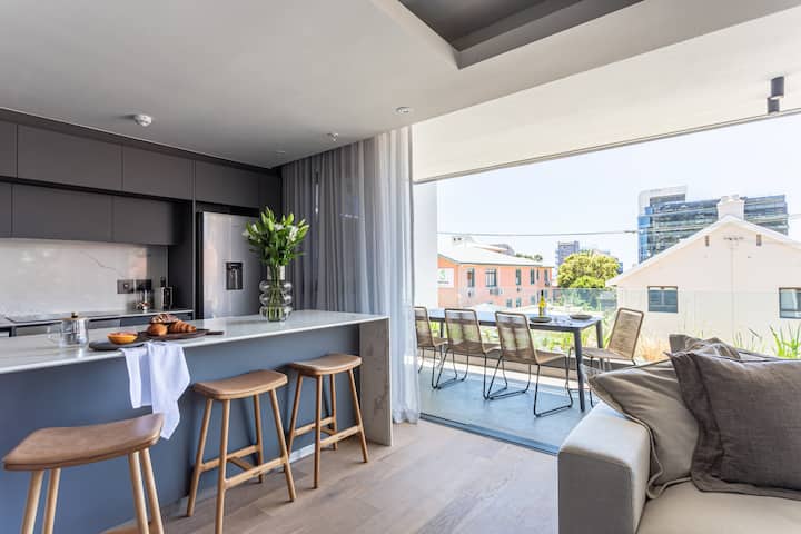 Luxury Corner Apartment Close To The Beach - City of Cape Town Metropolitan Municipality