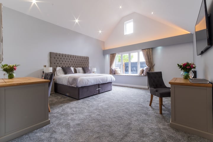The Warren Estate Rose Rooms - Suite - Chelmsford