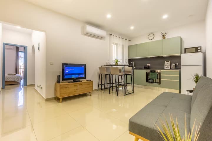 Stylish 2-bed Apartment Near Valletta & Sliema - Malta