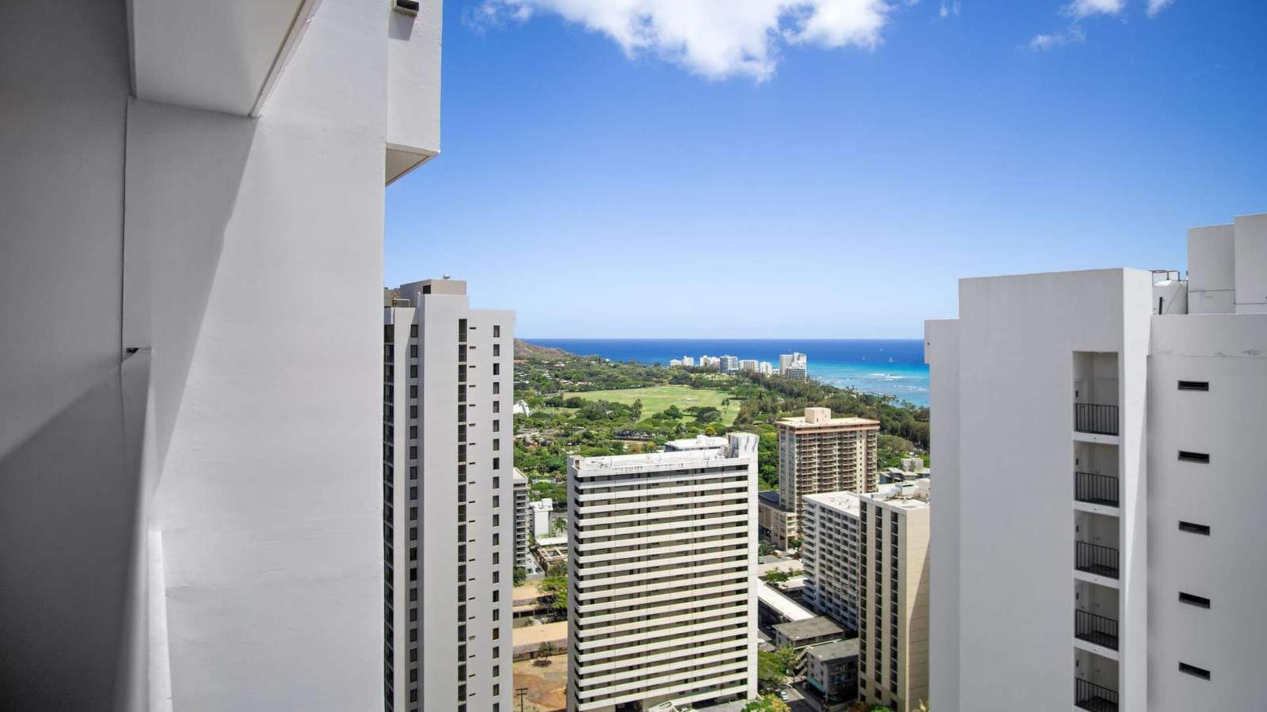 38th Fl Waikiki Banyan | King | AC | Parking - Image 9