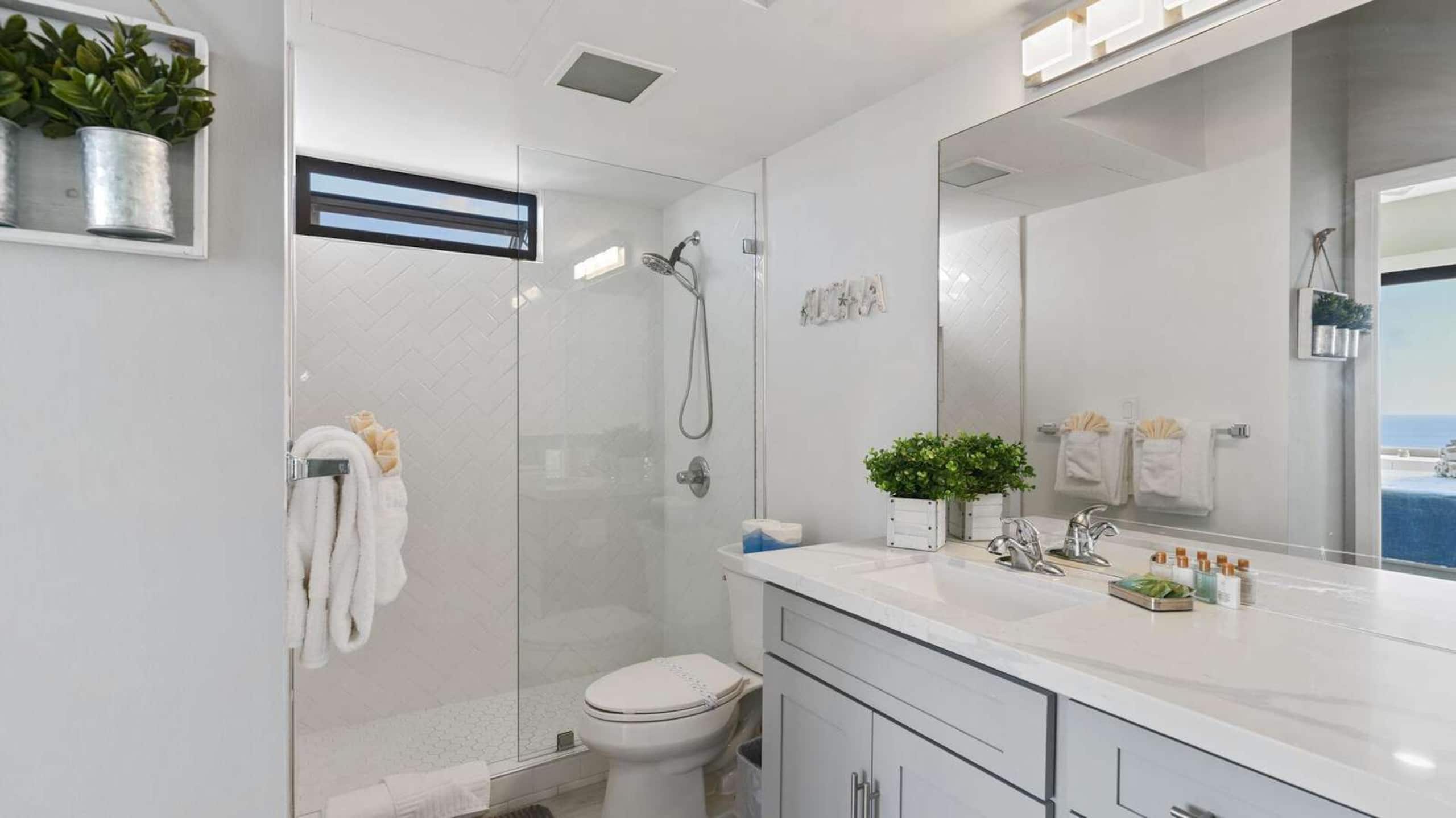 38th Fl Waikiki Banyan | King | AC | Parking - Image 10