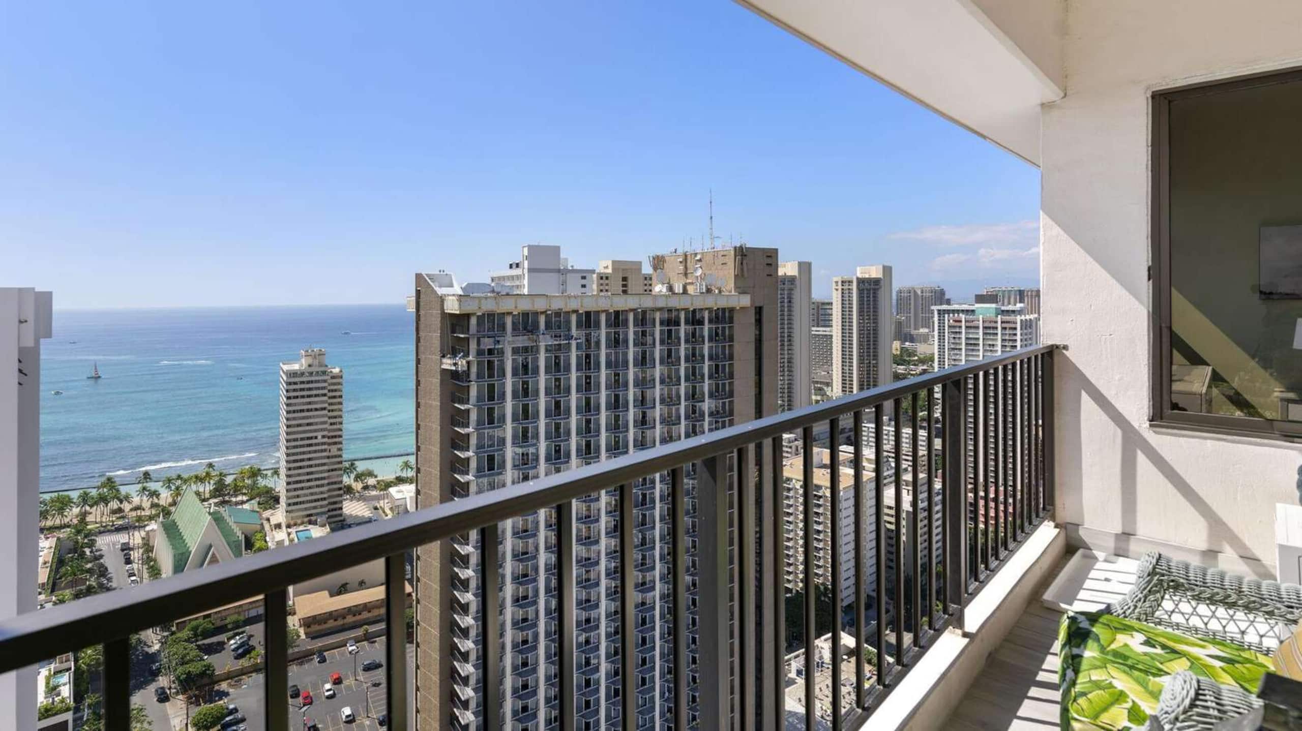 38th Fl Waikiki Banyan | King | AC | Parking - Image 4