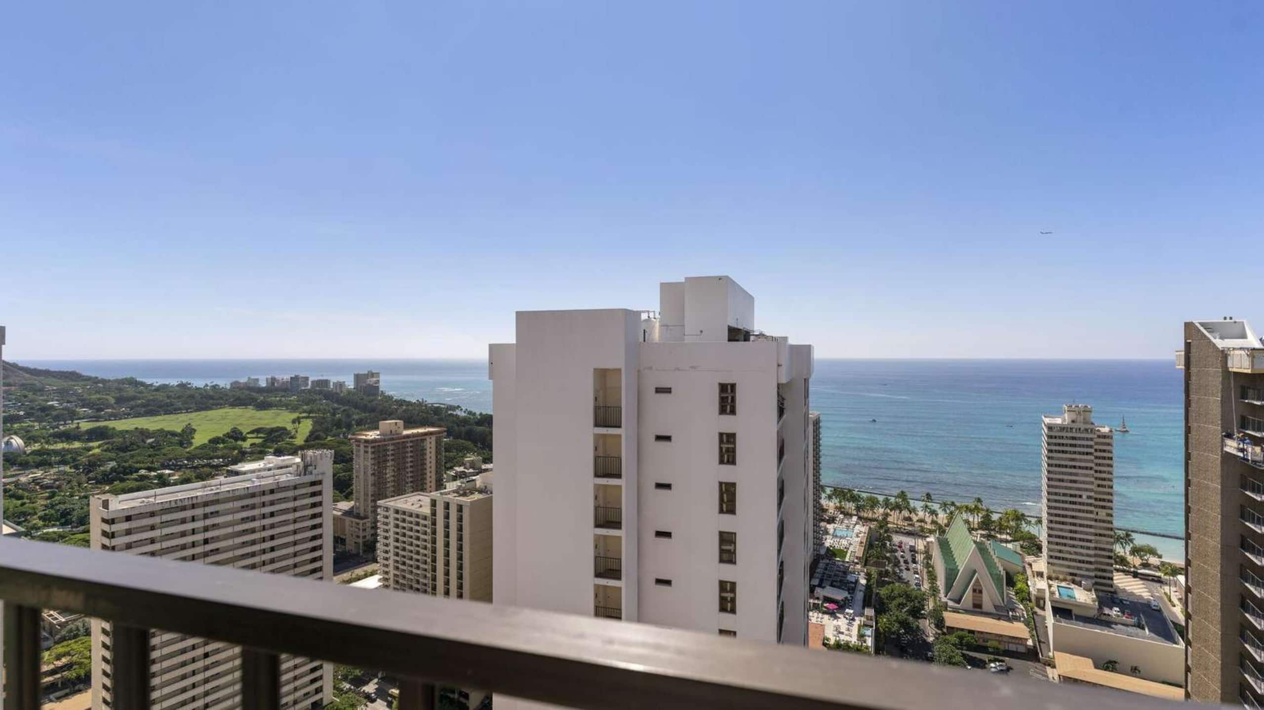 38th Fl Waikiki Banyan | King | AC | Parking - Image 18